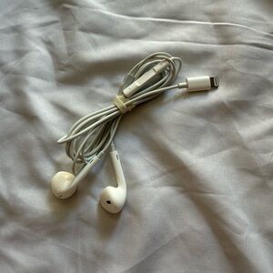 Apple EarPods Wired with Lightning Connector